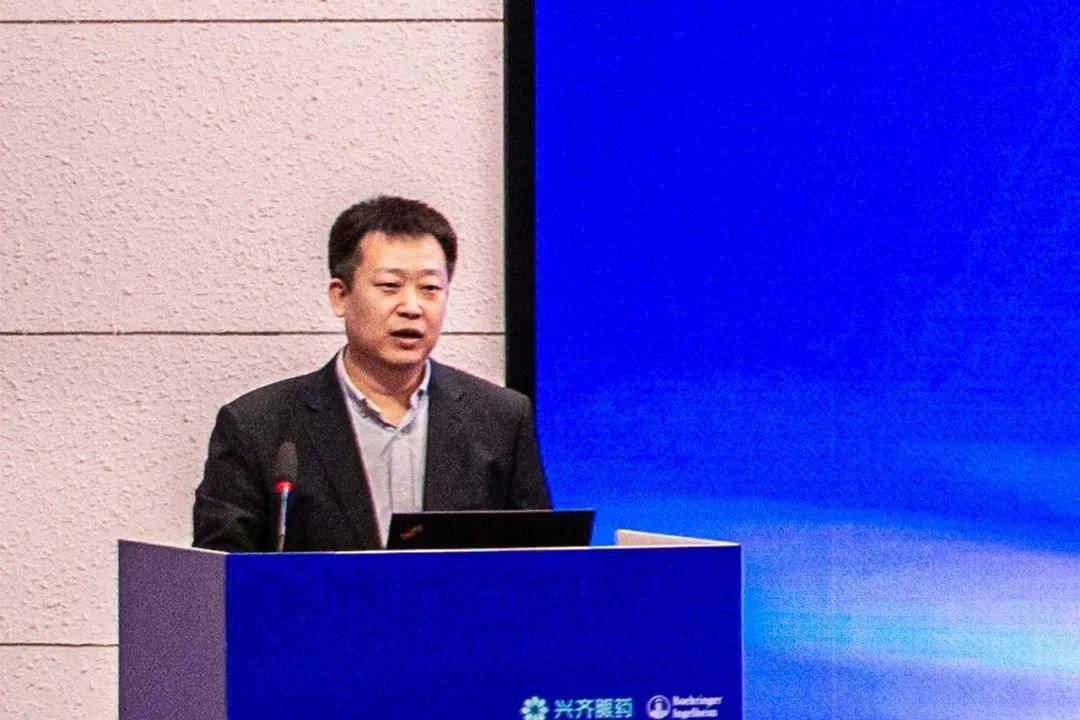 北京大学肿瘤医院副院长马少华作为主持嘉宾,主持第二阶段主题演讲.