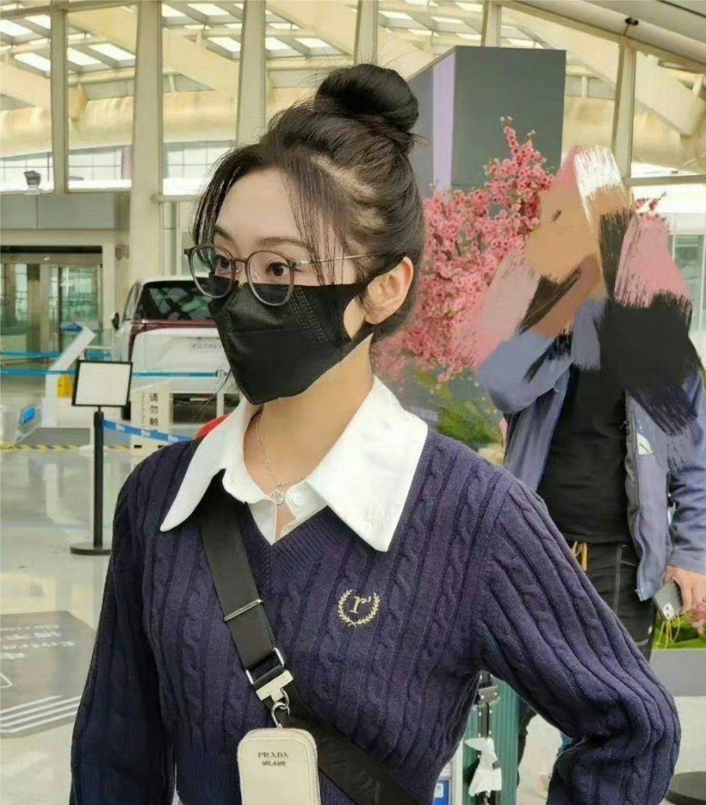 宣璐,2008年与于小彤,蒋梦婕,李沁等共同出演古装剧《红楼梦 》而正式