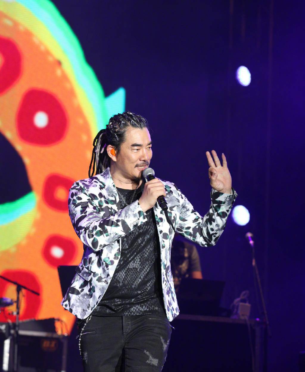 今年三月左右,任贤齐接到了电影《跑马》的邀请.