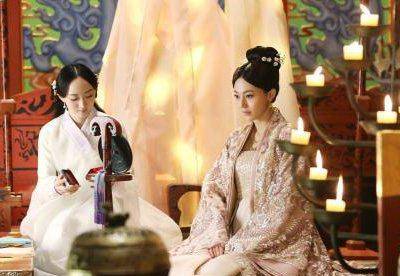 按理说,妻子和女儿比妹妹更亲,妻子和女儿是自己家的人,妹妹出嫁后就