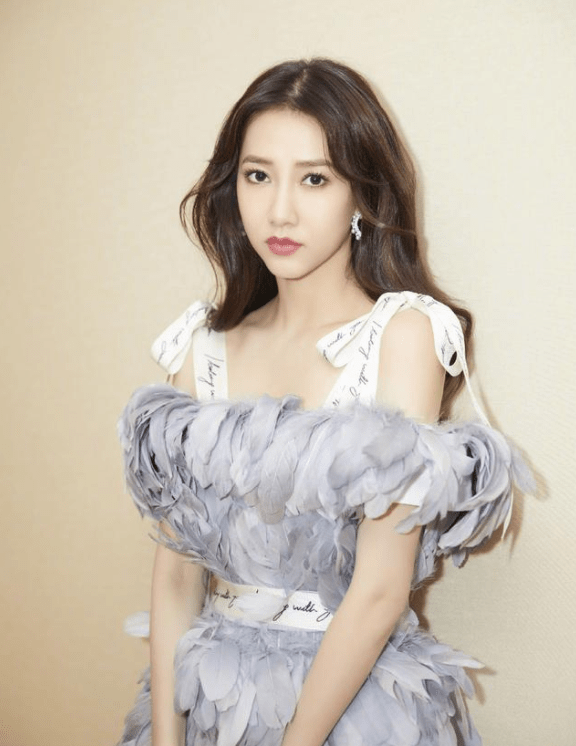 弦子是一个出色的音乐人和女性代表,她的音乐和形象深受年轻人喜爱.