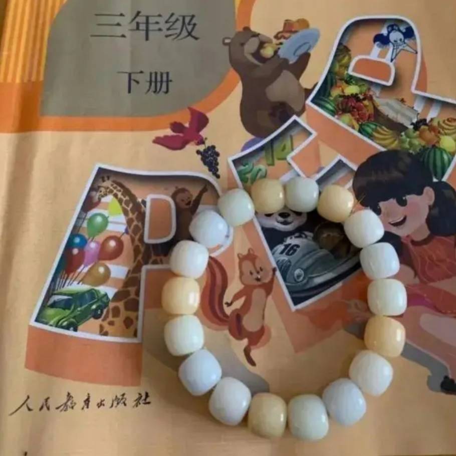原创            小学生开始迷上“盘手串”，班里学生人手一条，家长对此疑惑不解-小学生盘子画大全