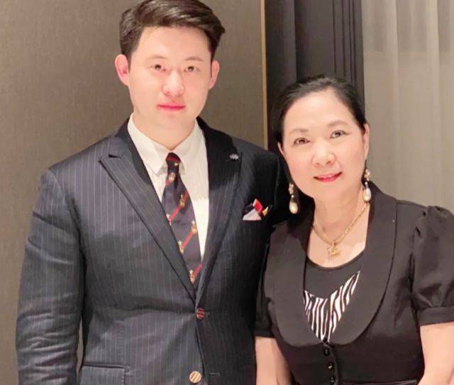 沈丹萍大赞洋老公,李小璐妈妈显社恐,巩俐师傅现身_乌韦_张伟欣_女儿