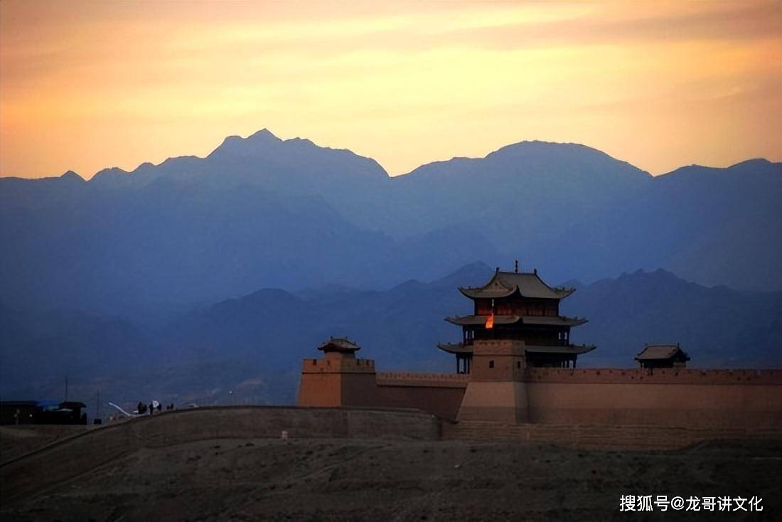 黄沙百战穿金甲,不破楼兰终不还.青海长云暗雪山,孤城遥望玉门关.