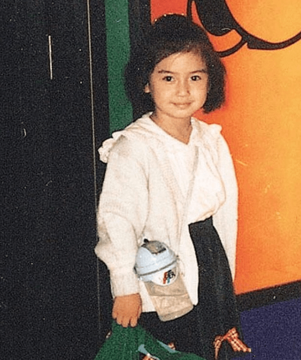 本来杨颖是想出去打工的,但父母希望女儿能在香港继续完成学业,好好