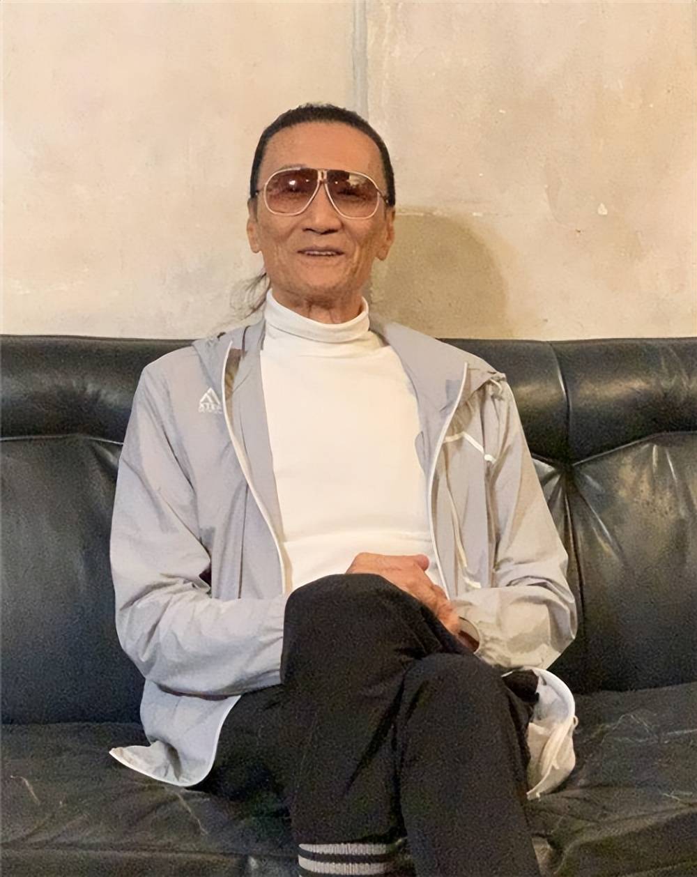 86岁谢贤近况曝光,头发黝黑面无皱纹似小伙,曾被传抢孙子抚养权_生活