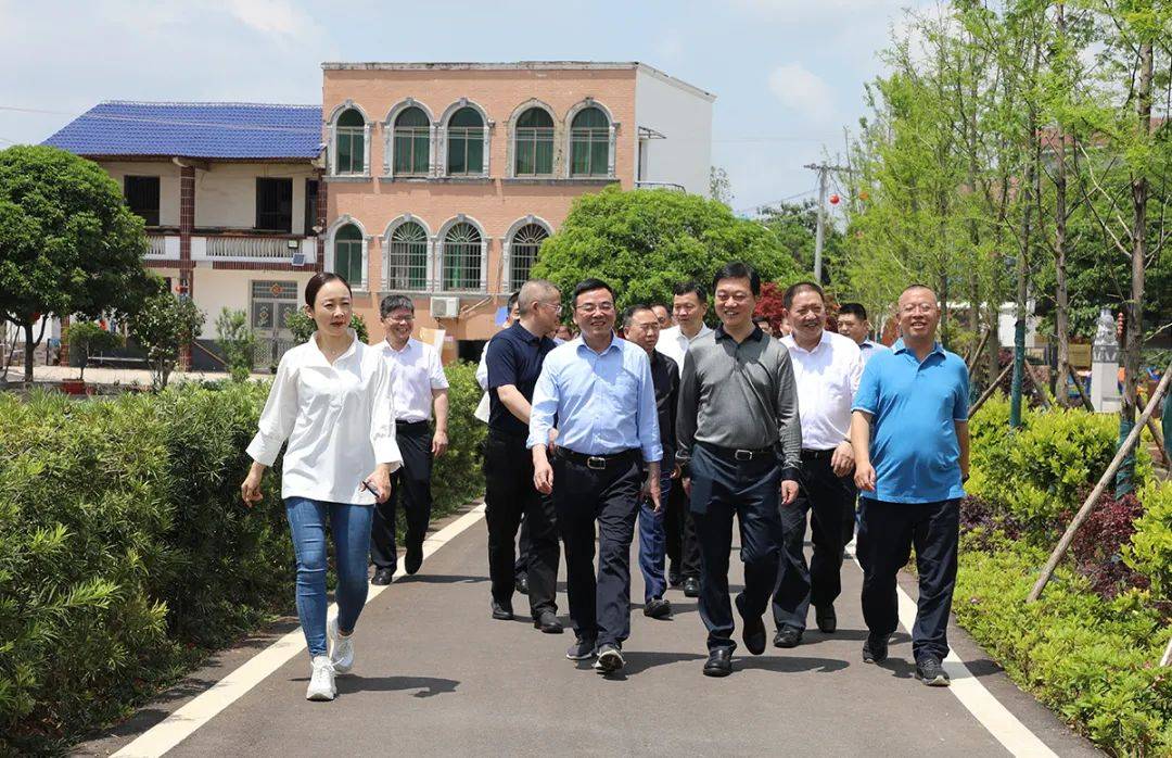 代表与长沙市人大常委会党组成员,副主任王瑜珲胡国安代表与长沙市