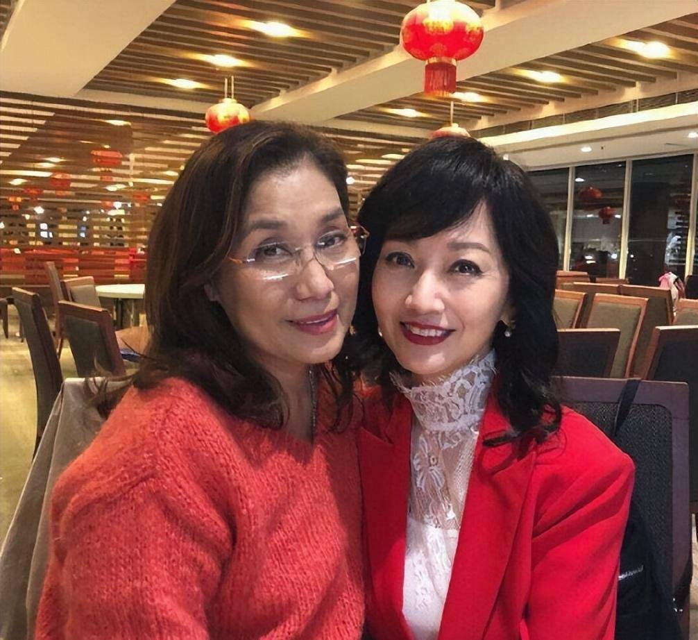 汪明荃年轻_75岁汪明荃和70岁赵雅芝同框(仅差5岁却是女神和奶奶的既