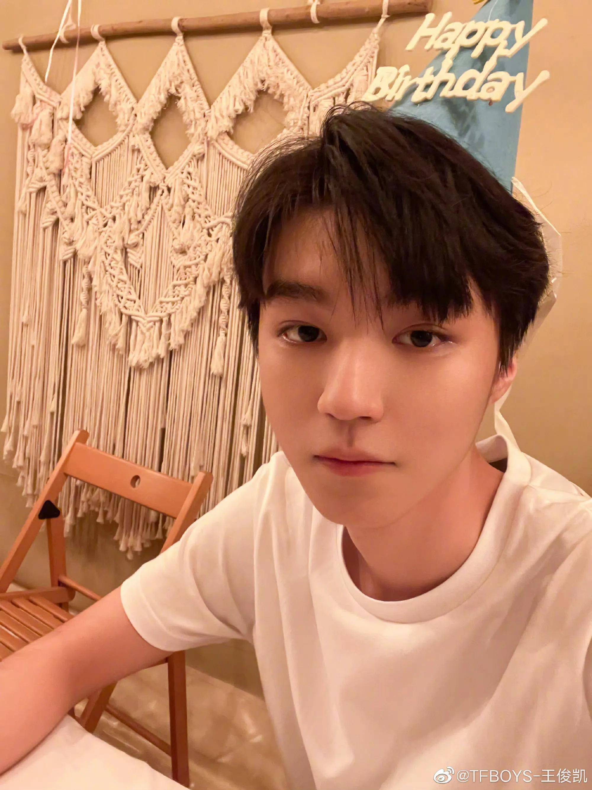 男顶流套房约会,藏女友过夜,清晨心情好晒自拍,王俊凯无辜躺枪_女生