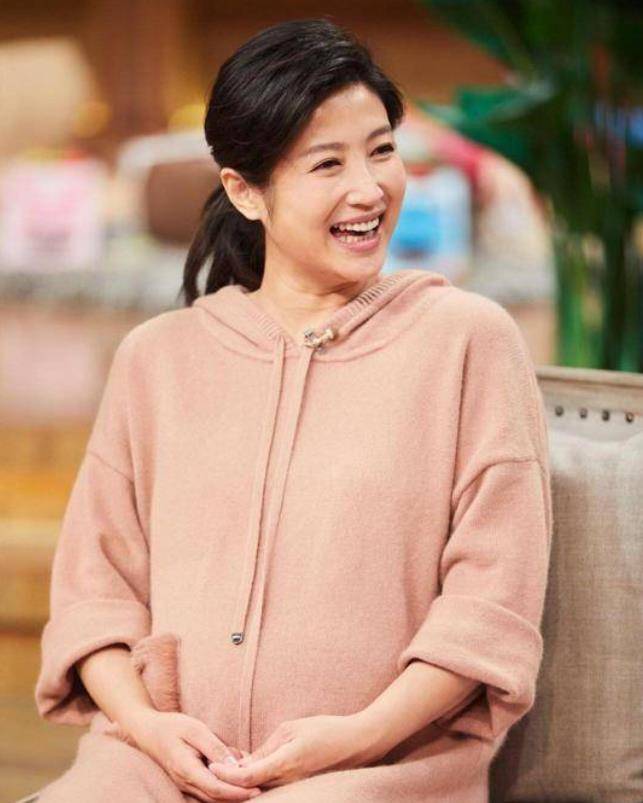 徐春妮怀孕他们结婚没多久,春妮就发现自己意外怀孕了.