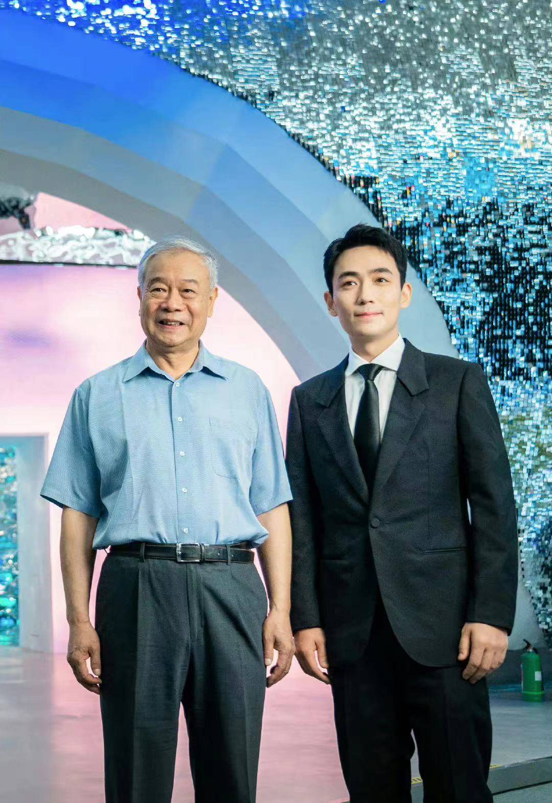 朱一龙太忙了,早上在武汉,下午现身北京电影节走两次红毯