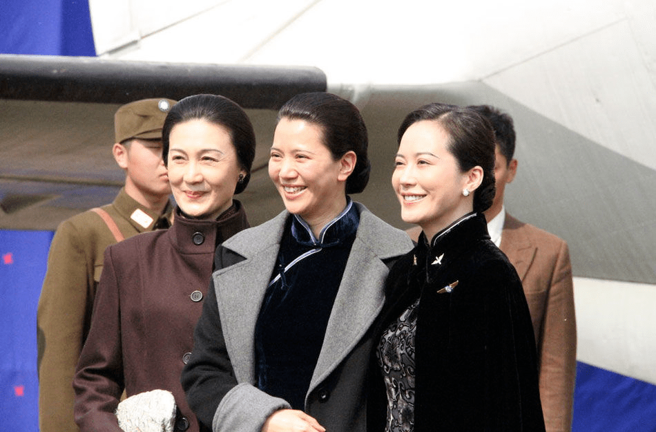 都穿旗袍,袁咏仪跟俞飞鸿仅差1岁!