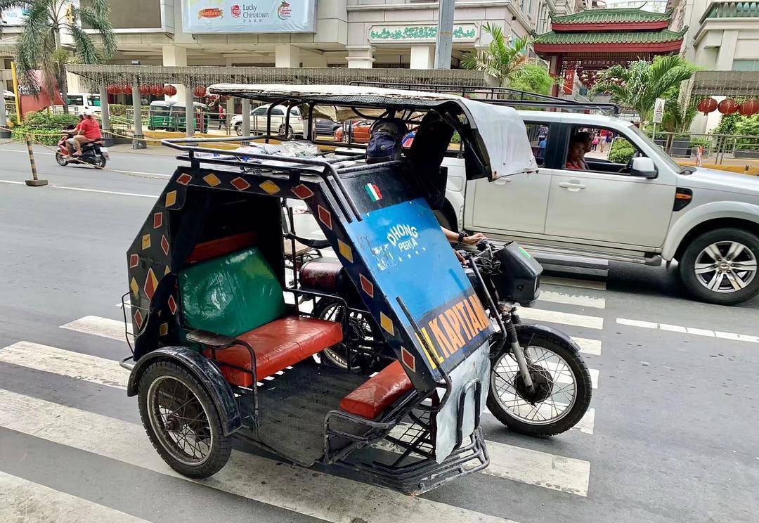 相比其他东南亚国家,菲律宾的突突车更简陋,只是在摩托车的右方加装了