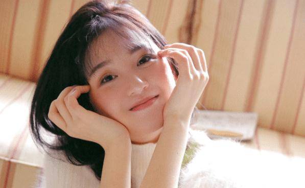 长着一张娃娃脸的季美含,给人第一印象特别好,自带初恋气质_时候_影视