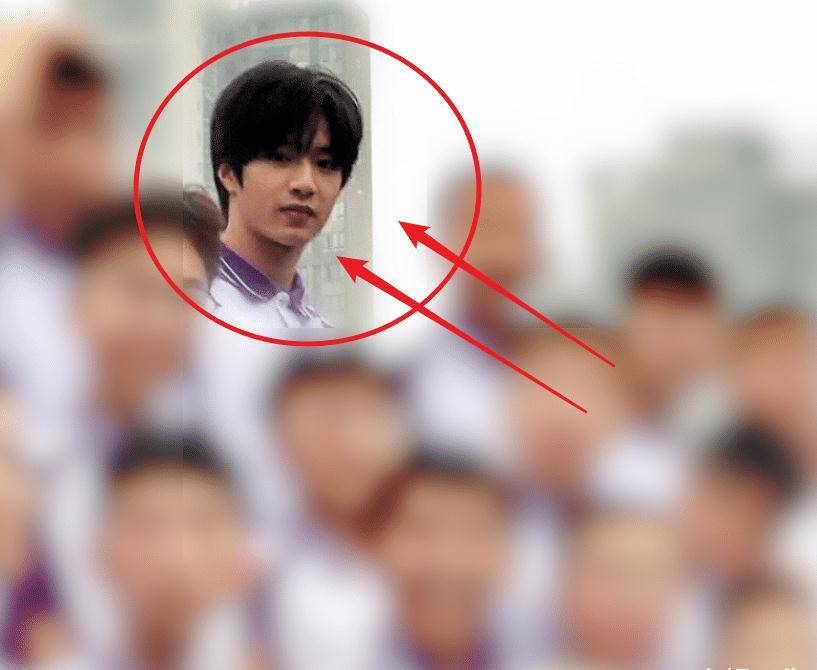 刘耀文回校拍毕业照:换校服后秒变高冷学长,就连气质都截然不同_舞台