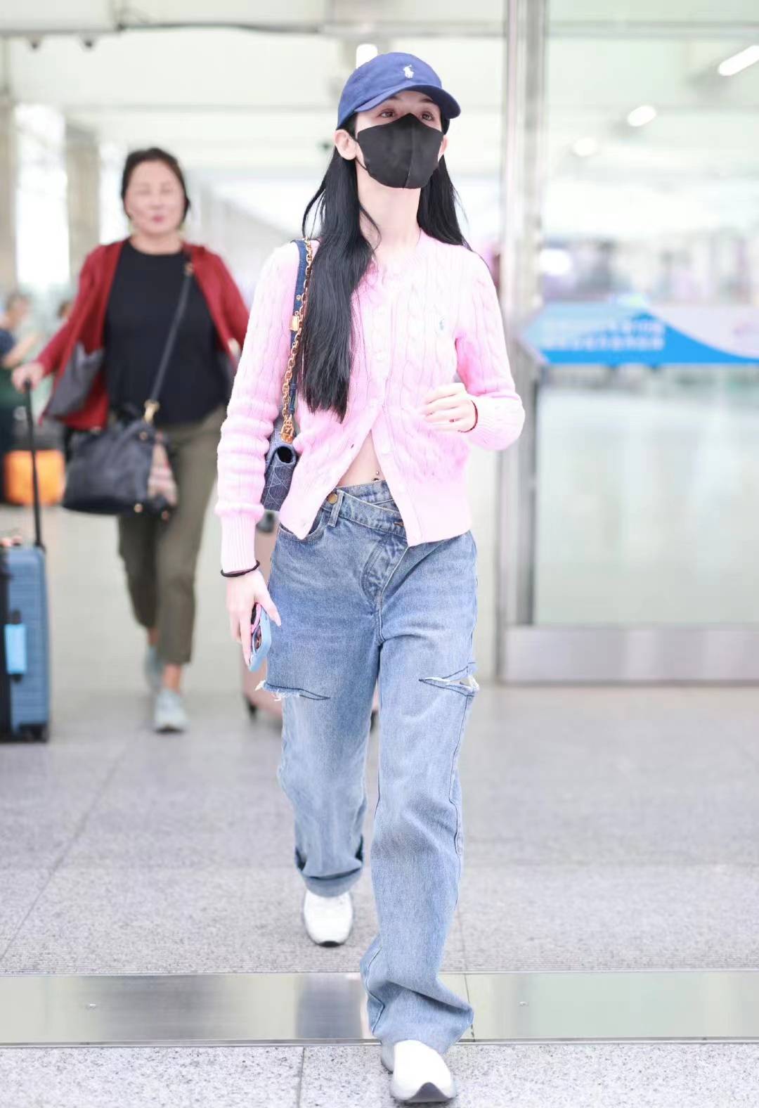 哈尼克孜机场街拍,穿粉色开衫配破洞牛仔裤,少女心满满_休闲_时尚