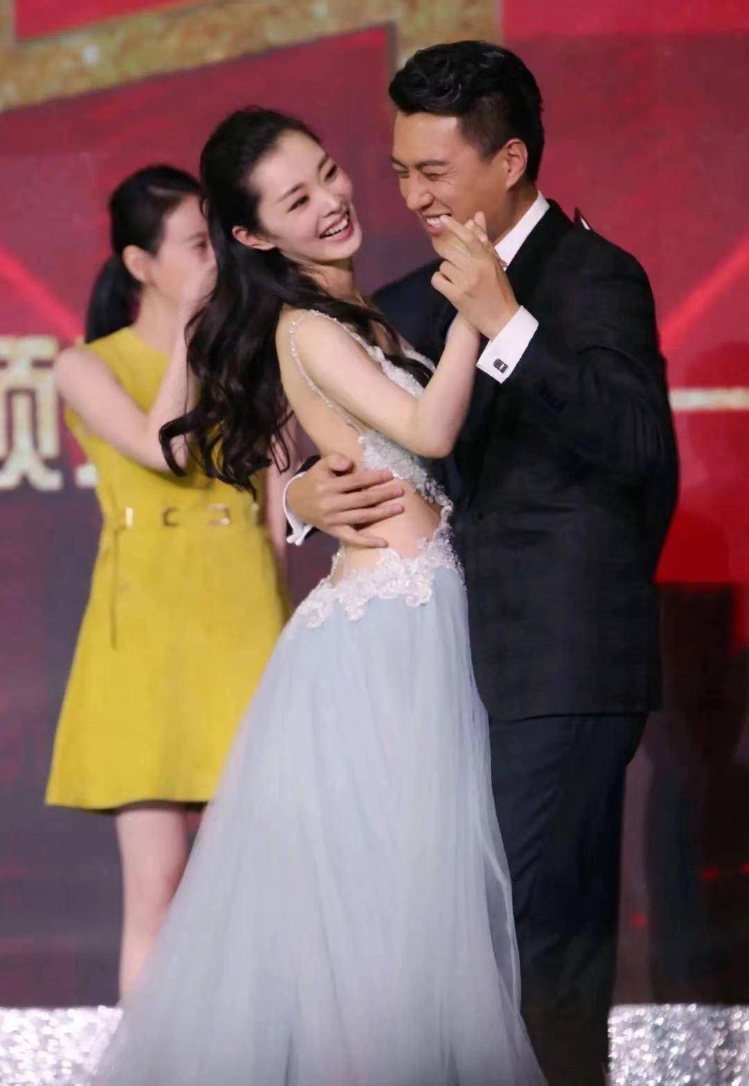 有种时尚叫宋轶的肚兜裙和靳东跳舞,网友:太动心了_身材_女性_旗袍