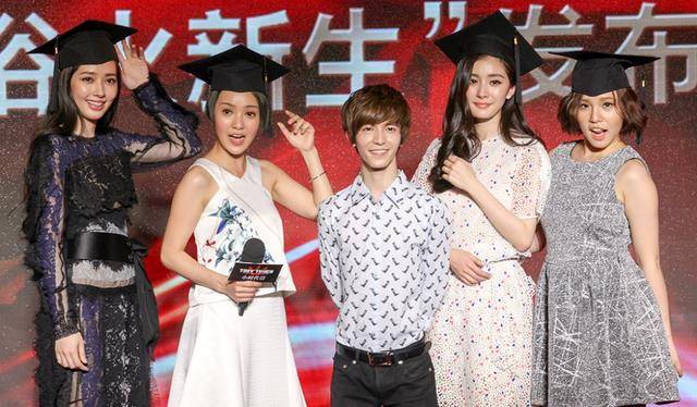 但郭敬明之前太瘦了,一看就缺少营养也不好看,随着年龄的增长,太纤细