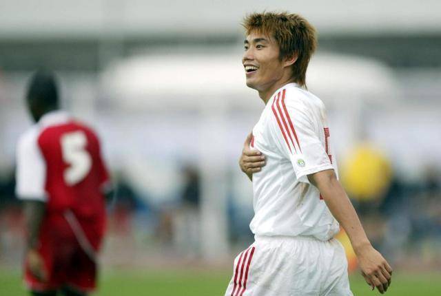 "最后一届亚洲杯"老队长郑智缺席首战,忆04年霸气首秀3球制胜_中国