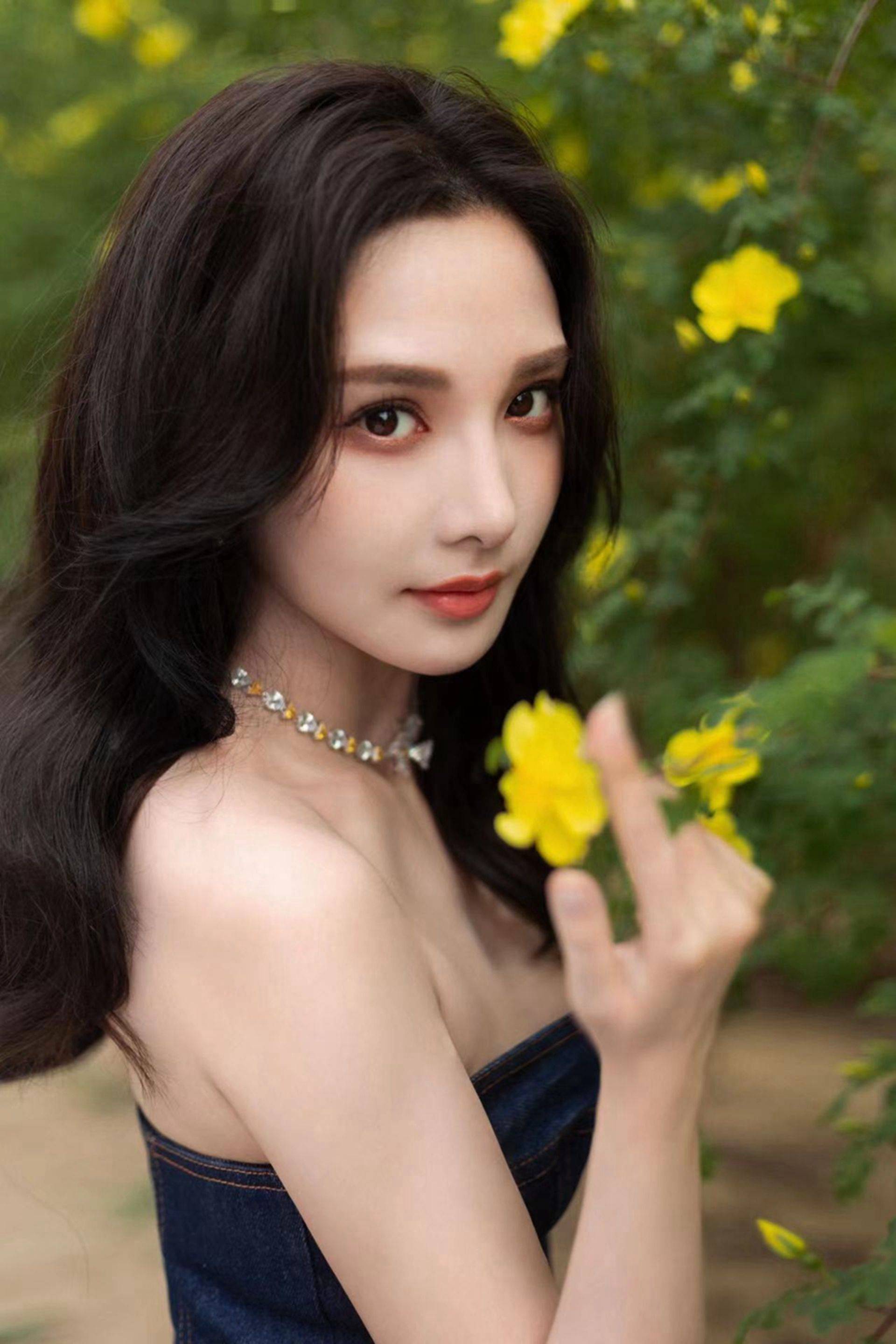 彭小苒大波浪卷发抹胸连衣裙性感写真_黑色_气质