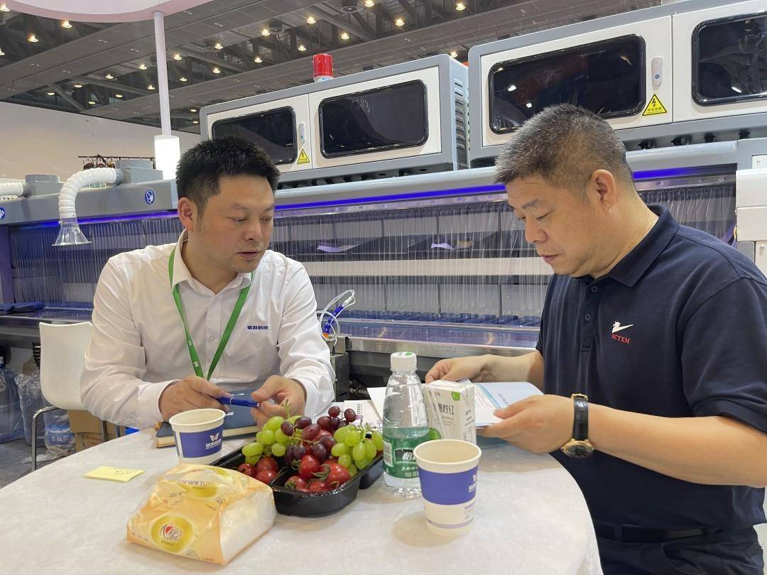 图:谢天乐介绍铭将科技产品目前,公司主要研发与生产鞋厂自动化生产线