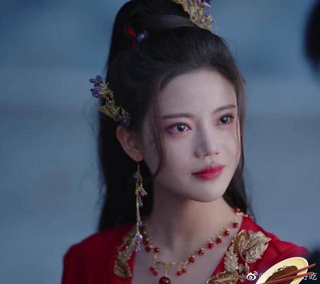同样演"狐狸精",把迪丽热巴和孙珍妮放在一起看,差距就出来了_凤九