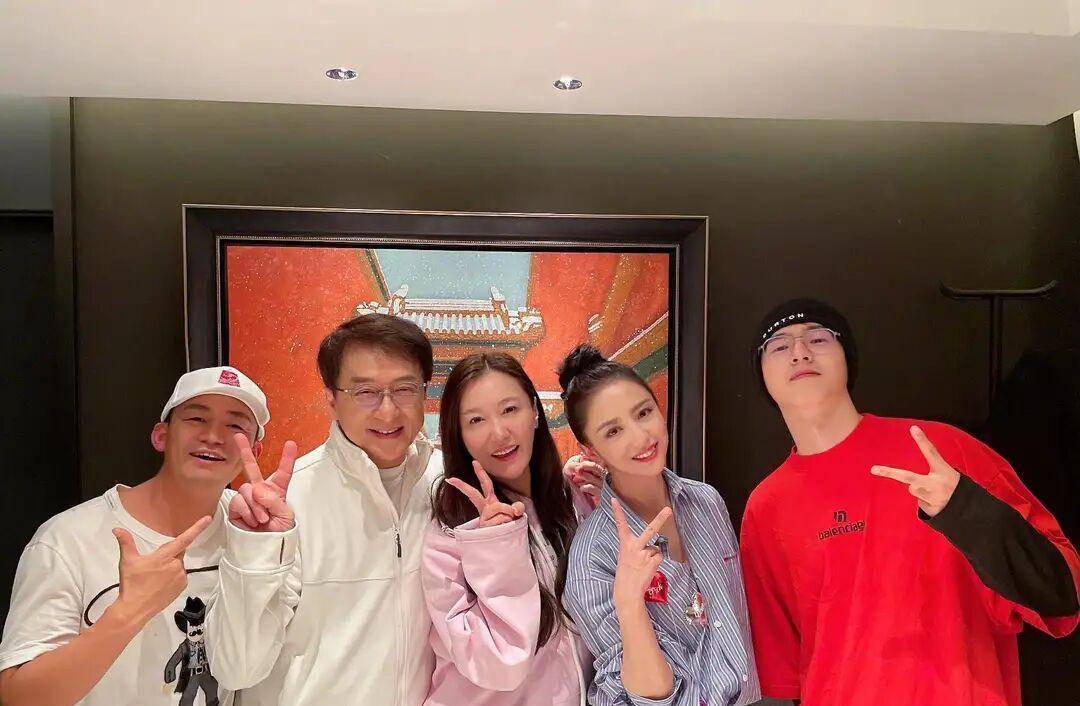 佟丽娅晒聚会照!