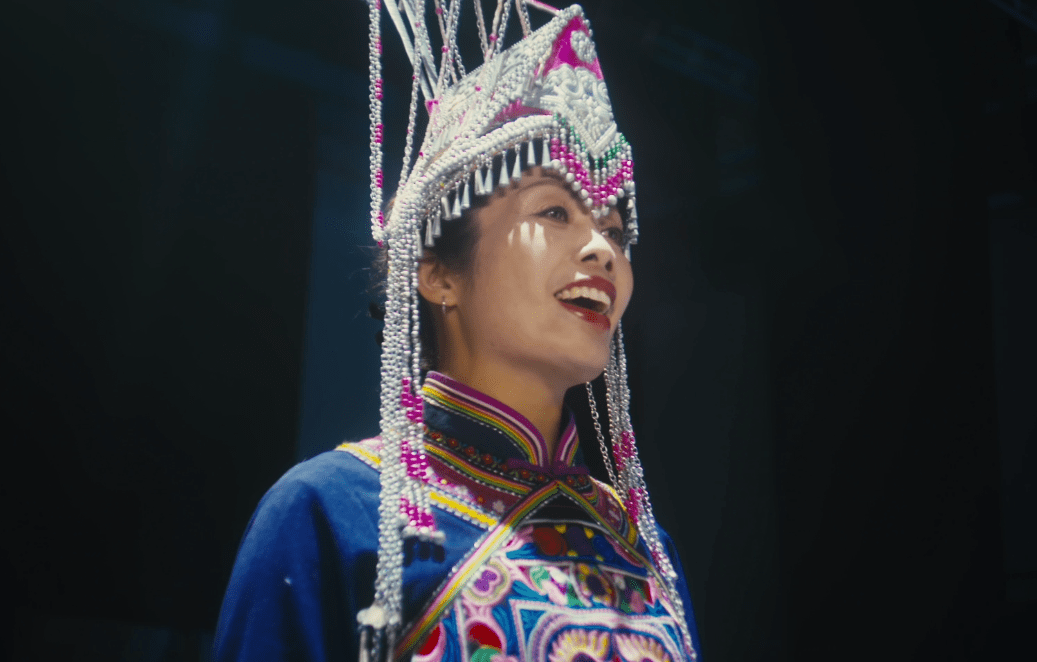 蓝盈莹等诸多明星热捧的造型,竟是有1000万粉的民族潮牌_畲族_凤凰服