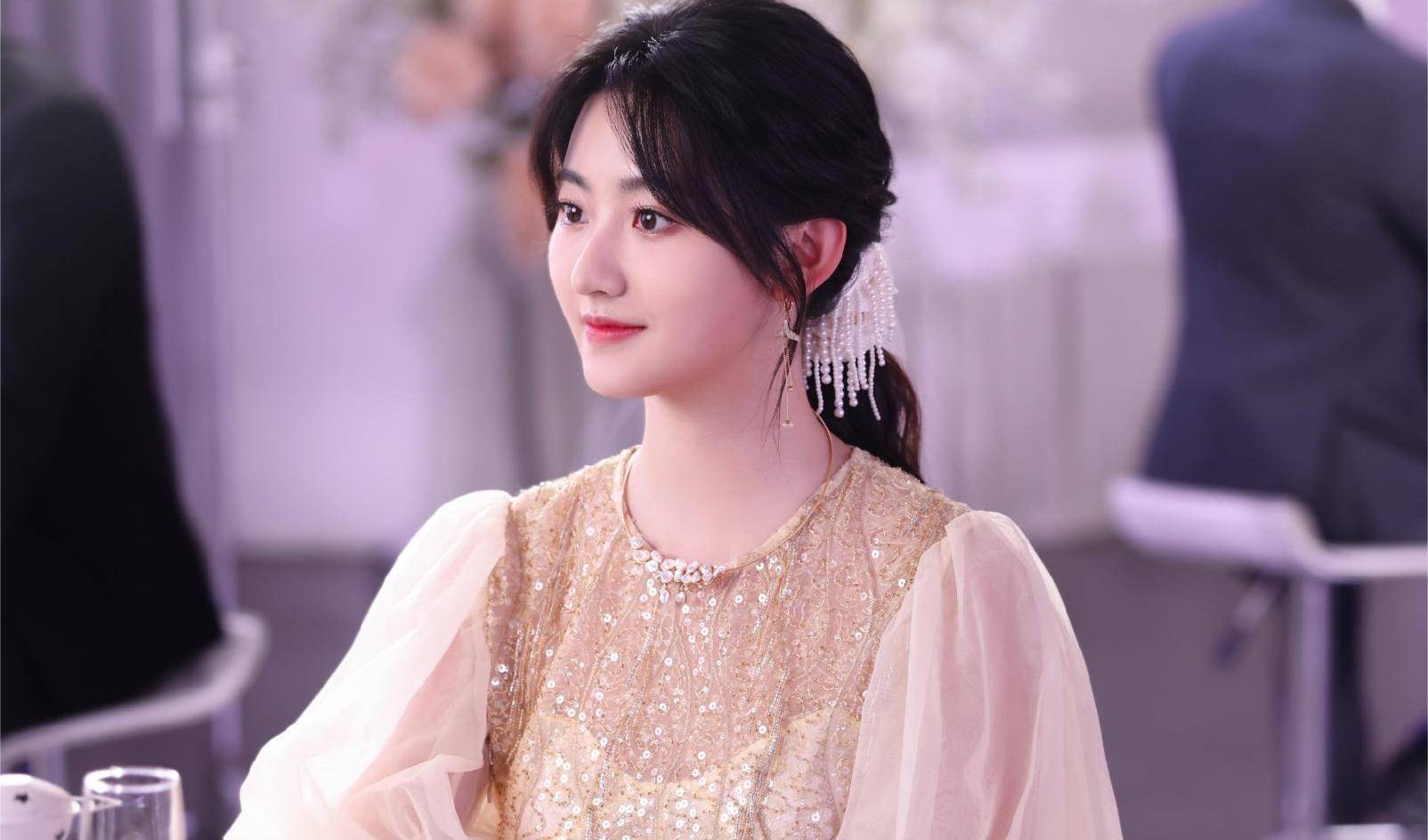 新赵灵儿99年小花撞脸景甜,正剧古偶两手抓,网友:这波必爆_杨雨桐