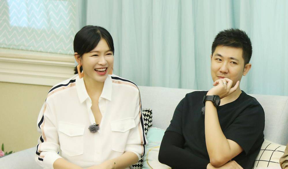 对于网友们的质疑,李艾和张徐宁不慌不忙始终保持一样的回答:因为张