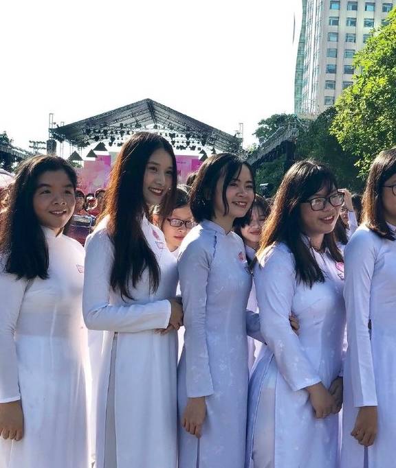越南三千名女生射穿传统服饰奥黛亮相,个个甜美漂亮_活动_胡志明_游客