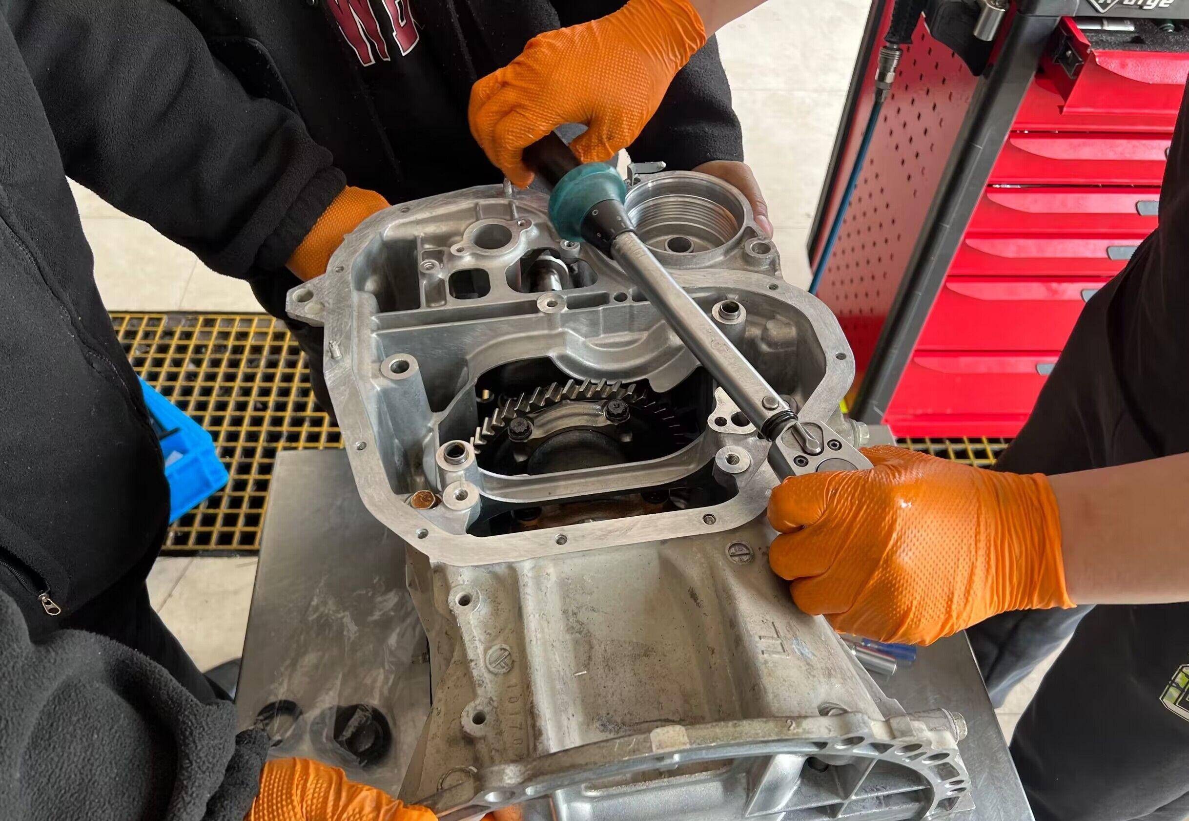 准备开始装平衡轴了,这玩意起到一个对冲发动机震动的作用,所以安装