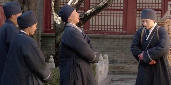 甄嬛刚入甘露寺时,这位小尼姑就透露了静白是皇后党_甄嬛诞_白对_柴火