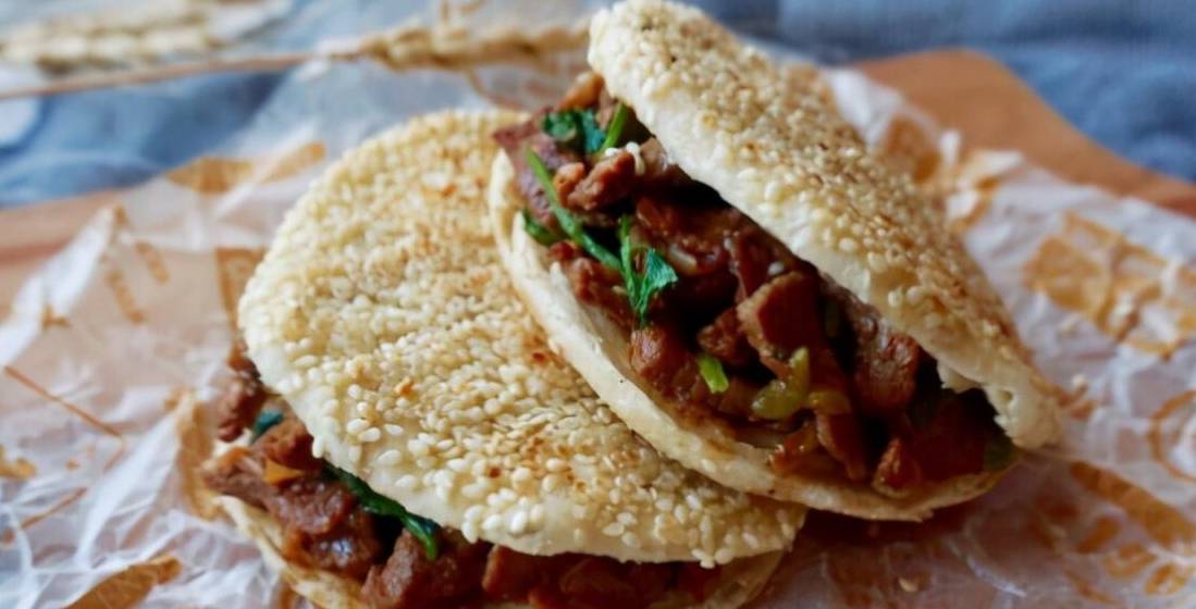 稍微有些复杂,所以今天来教大家做一个简单版的肉夹馍,就是烧饼夹烤肉