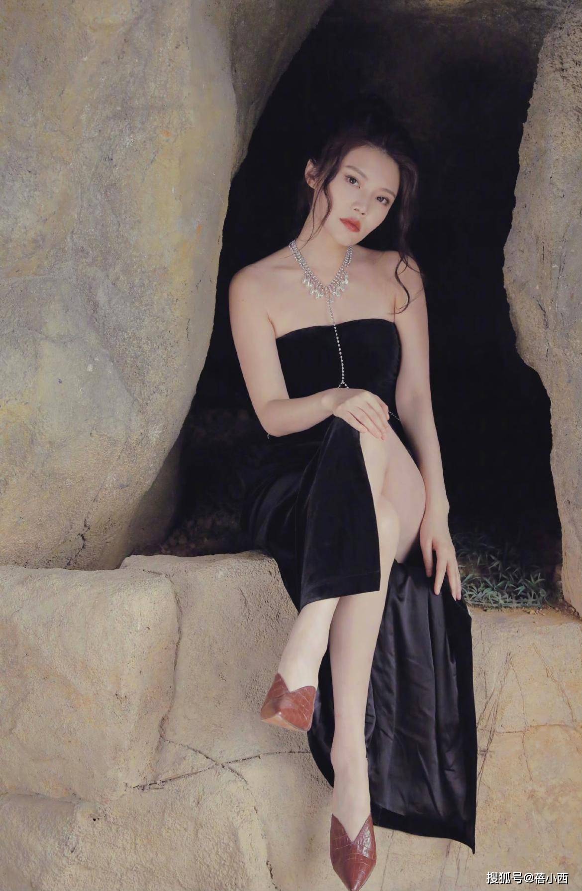 徐冬冬穿着太性感,绿色蕾丝连衣裙秀出s曲线,微胖也很美_身材_女生