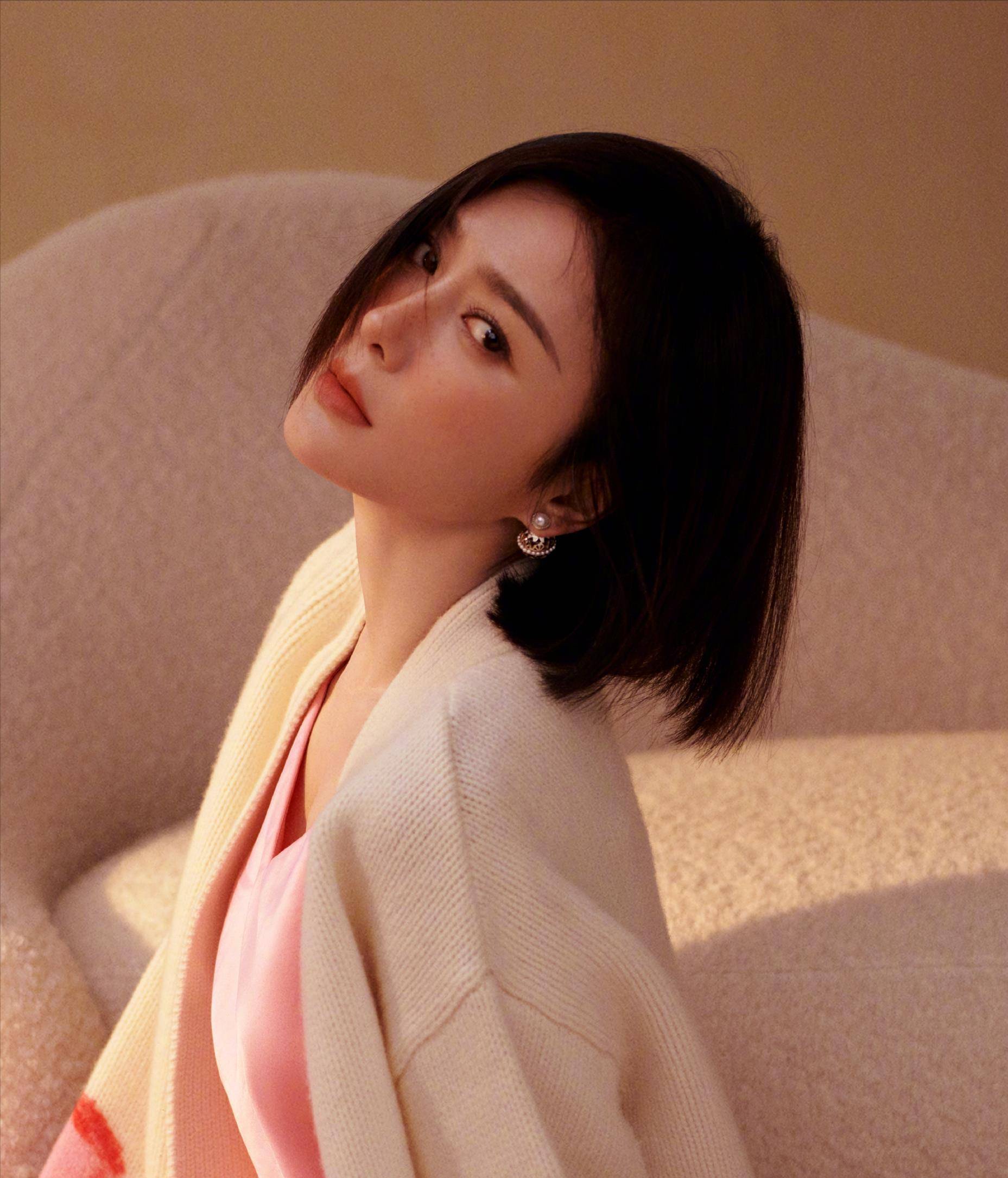 秦岚穿睡衣风连衣裙拍写真,43岁的年纪依然渴望爱情_真丝_气质_琼瑶