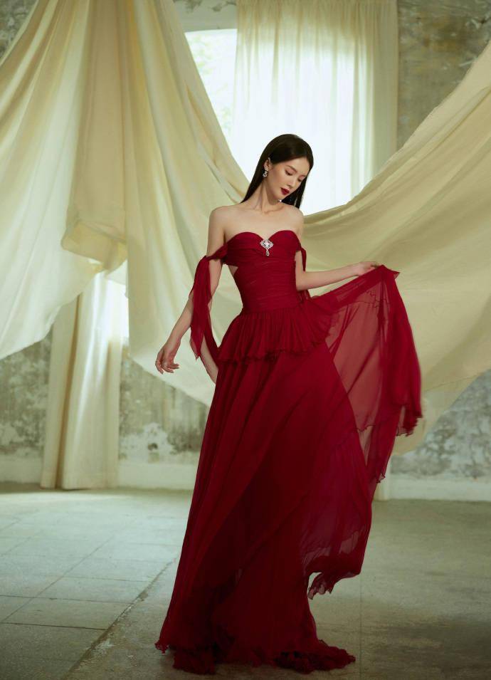 《楚汉争雄》虞姬金晨现身电影节,一袭红色抹胸长裙,宛如美人鱼