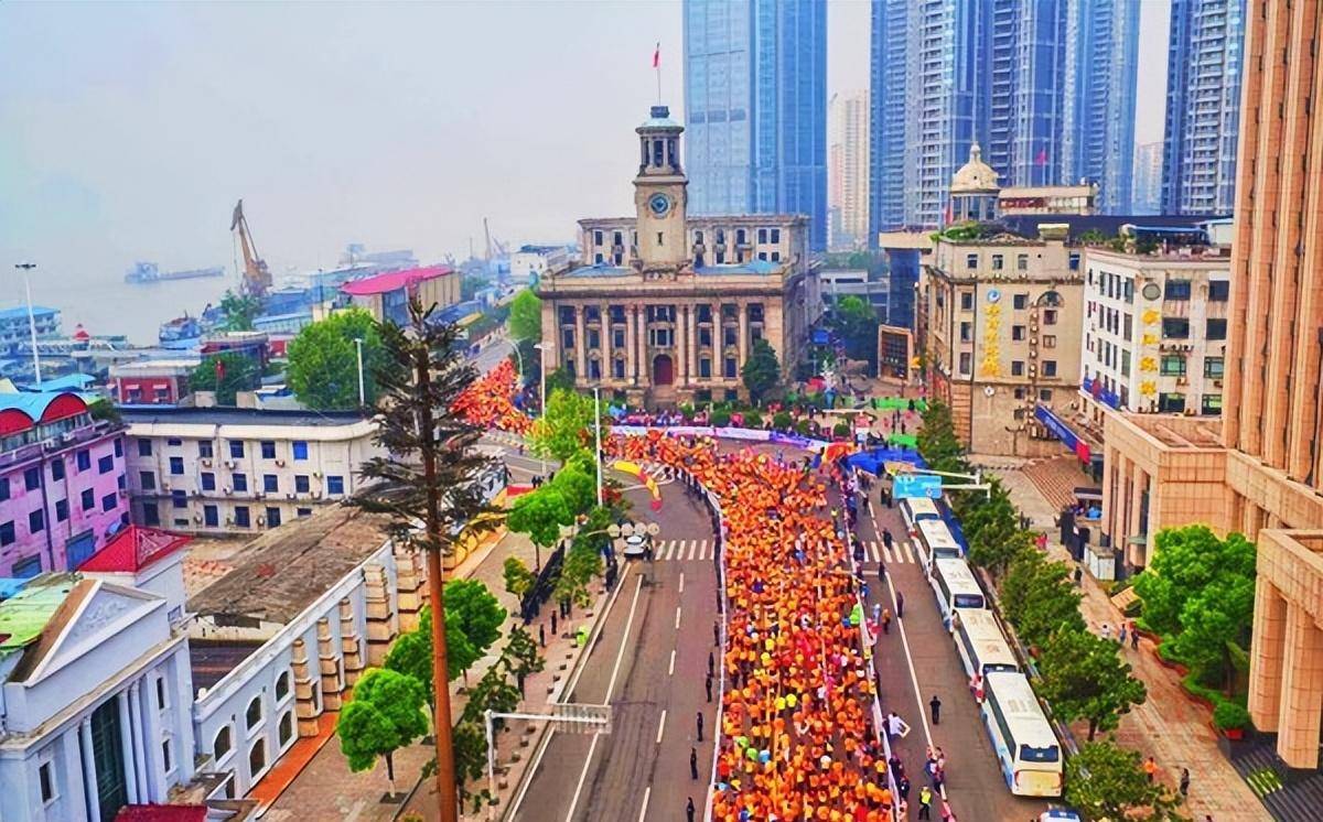 參賽選手稱讚武漢馬拉松沿途風景優美,並自稱一路走在公園裡_城市