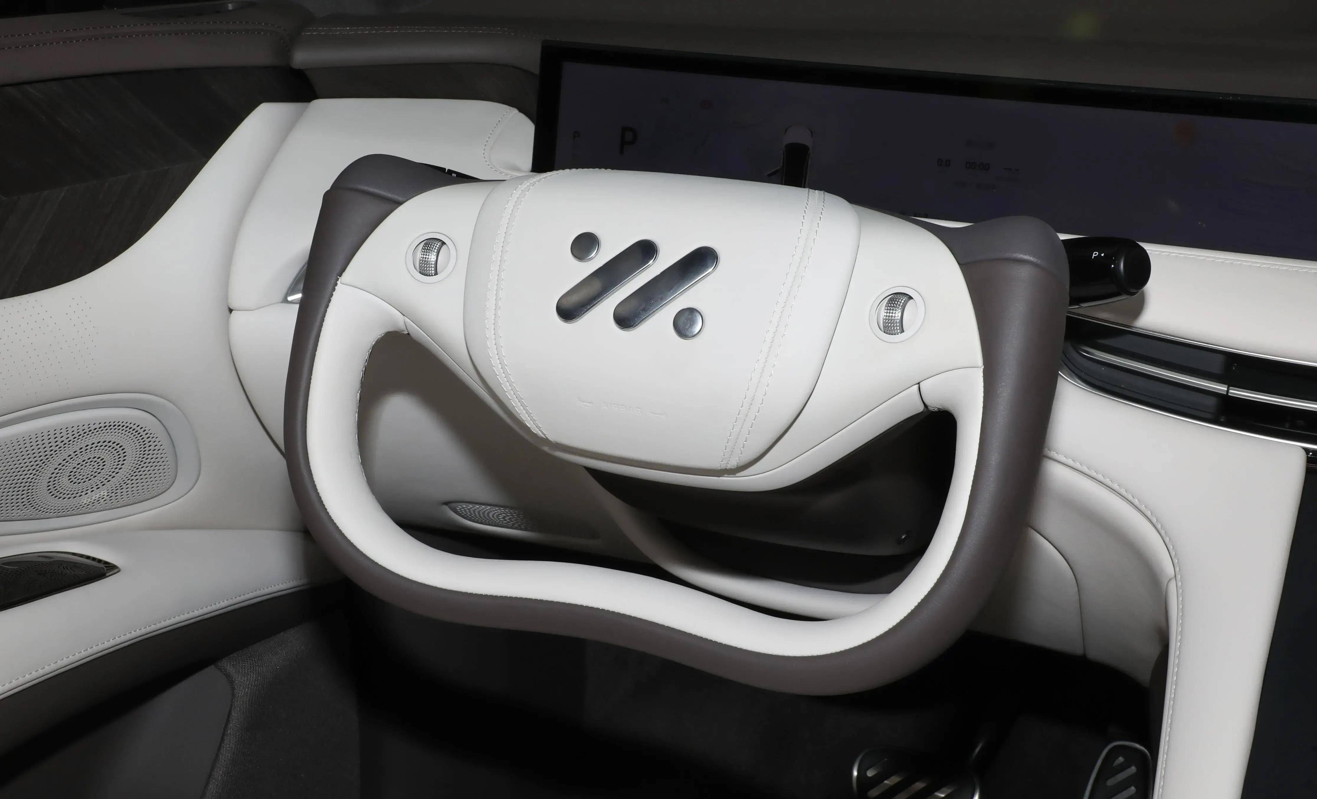 智己ls7:中大型suv,半幅方向盘,零百加速4.5秒!适合年轻人?