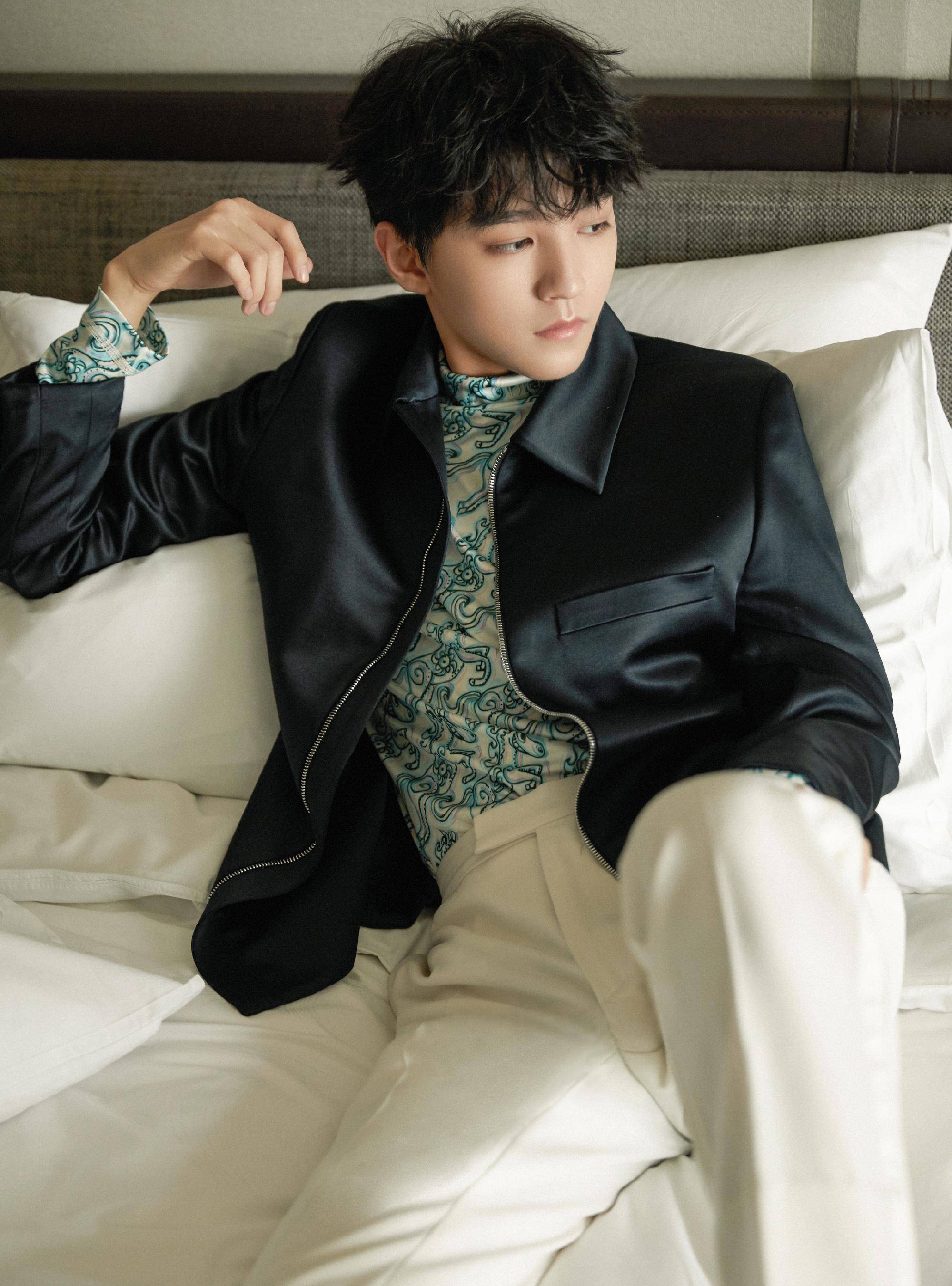 王俊凯化身武林高手捞汤面,头戴发带手持长棍,造型个性十足