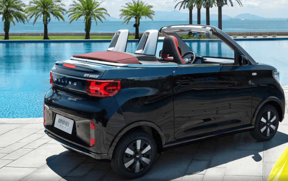 mini ev敞篷版采用的是软顶敞篷,同时也采用了双门两座的"小跑车"车身