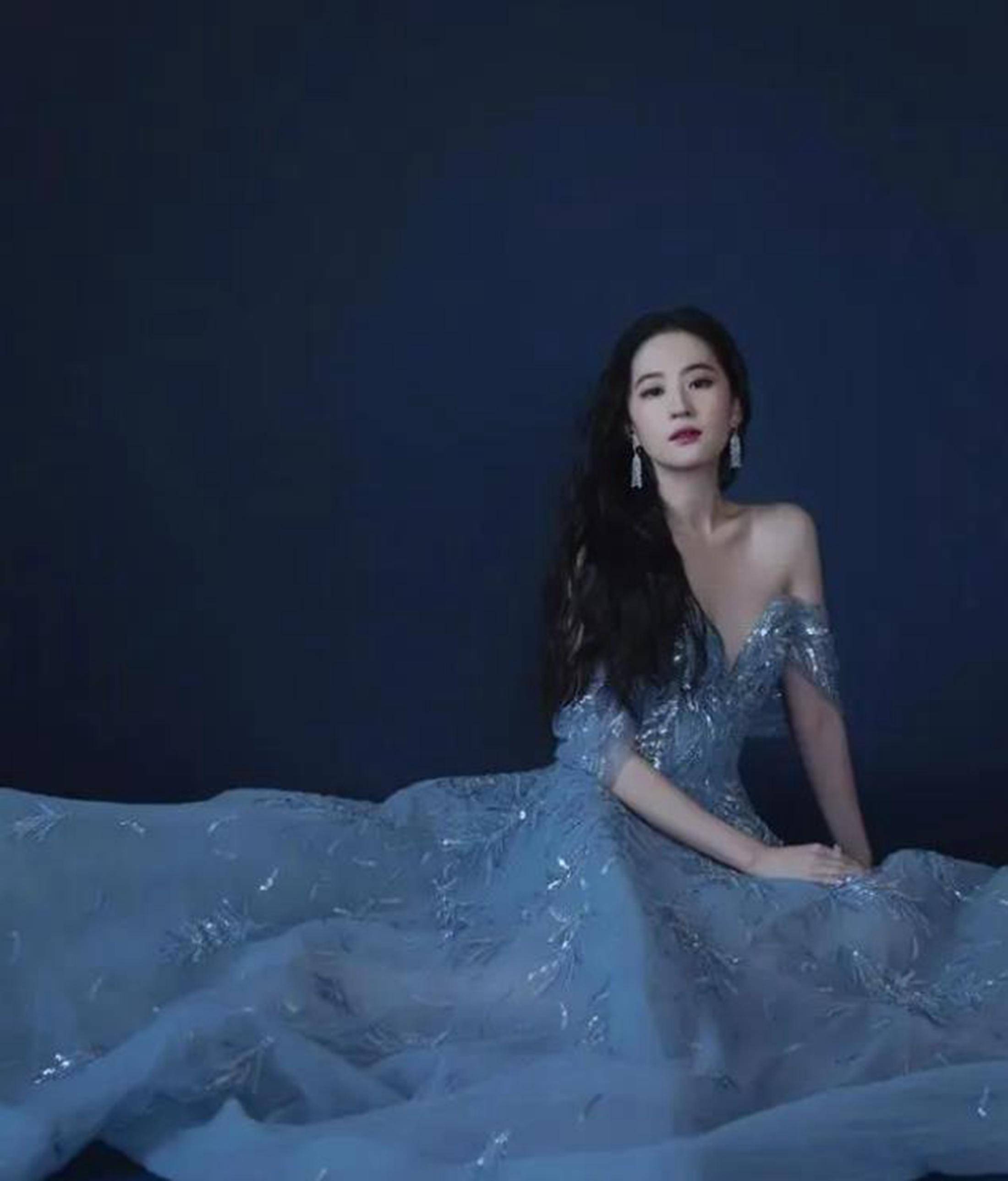 刘亦菲身材有肉曲线饱满,顶着"初恋脸"穿抹胸纱裙,成熟又迷人_清新