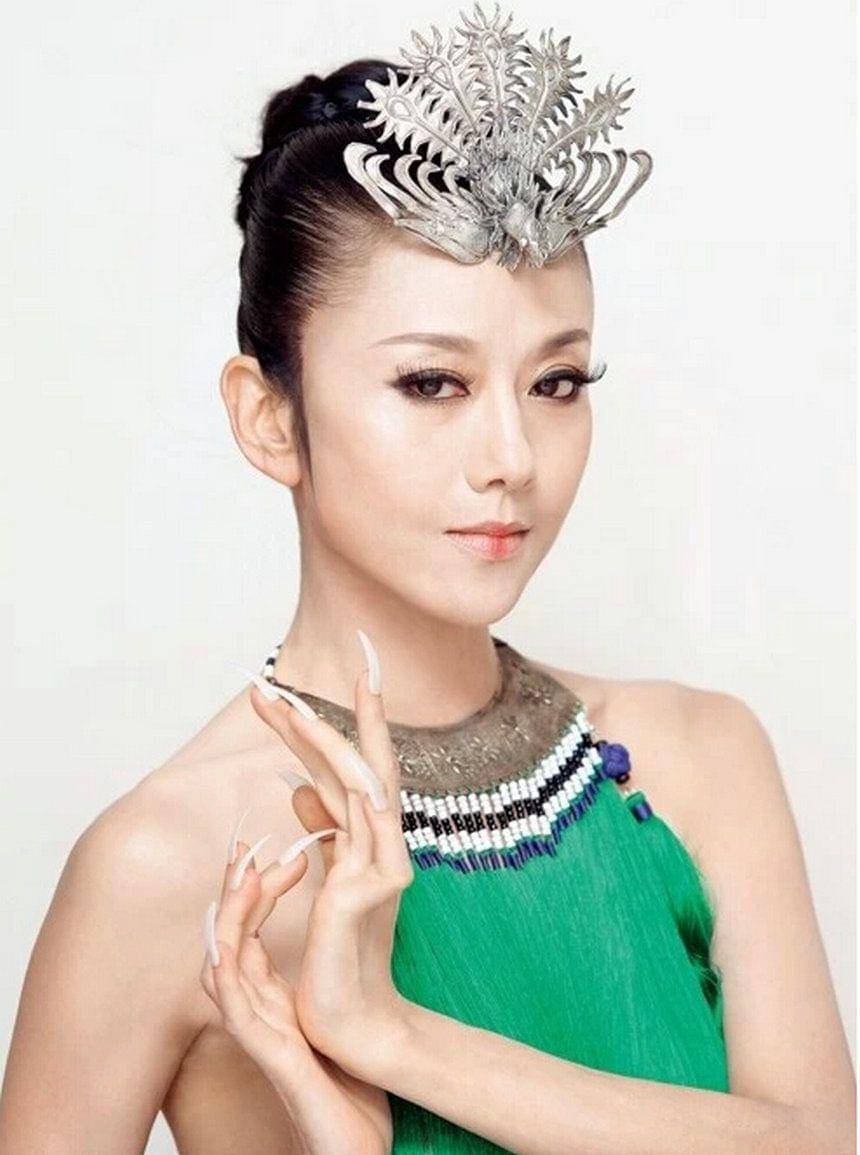 杨丽萍:20年不吃米饭,抽肋骨为了瘦腰,6厘米指甲随身30年_妈妈_因为