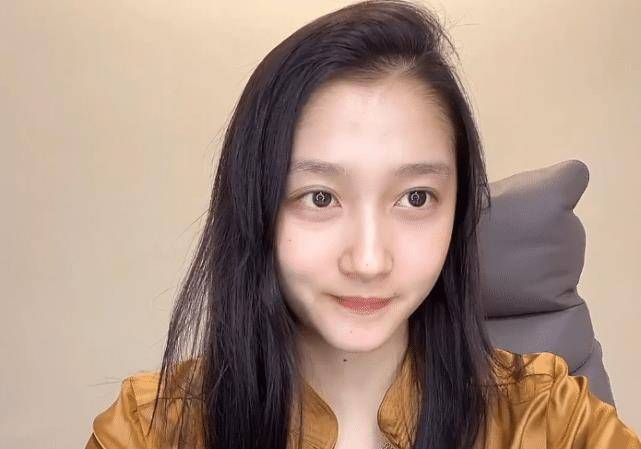 关晓彤把原相机当镜子,后期忘记ps,手和脸"肤色差"藏不住了_时候_化妆