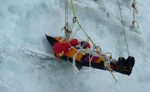 珠穆朗玛峰死亡人图片图片