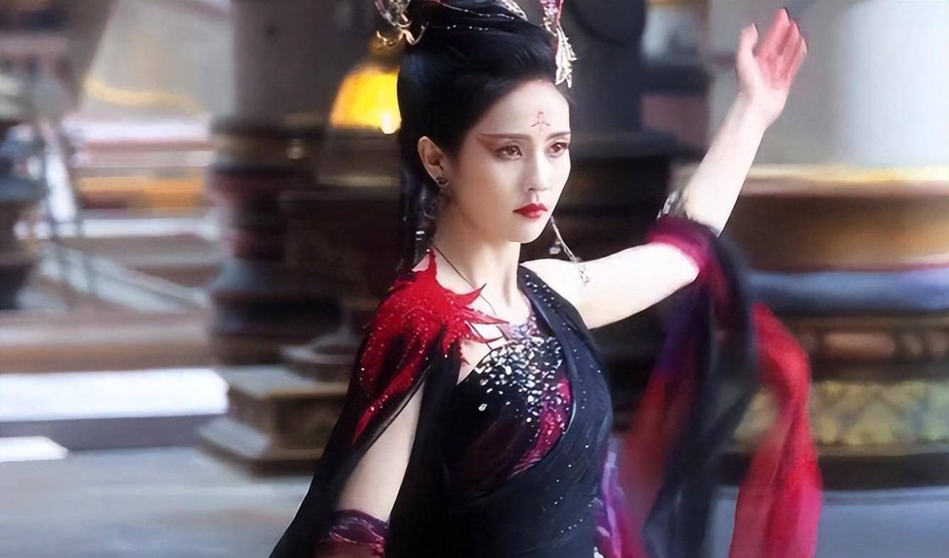 《长月烬明》白鹿"黑化造型"艳惊四座,冷冽狠辣,神似赵丽颖_桑酒_眼神