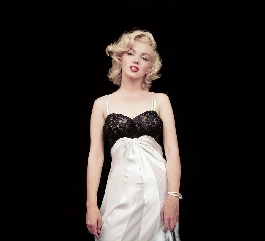 玛丽莲梦露金发碧眼,美得风情万种,人们看到她,就会想到烈焰红唇,被风