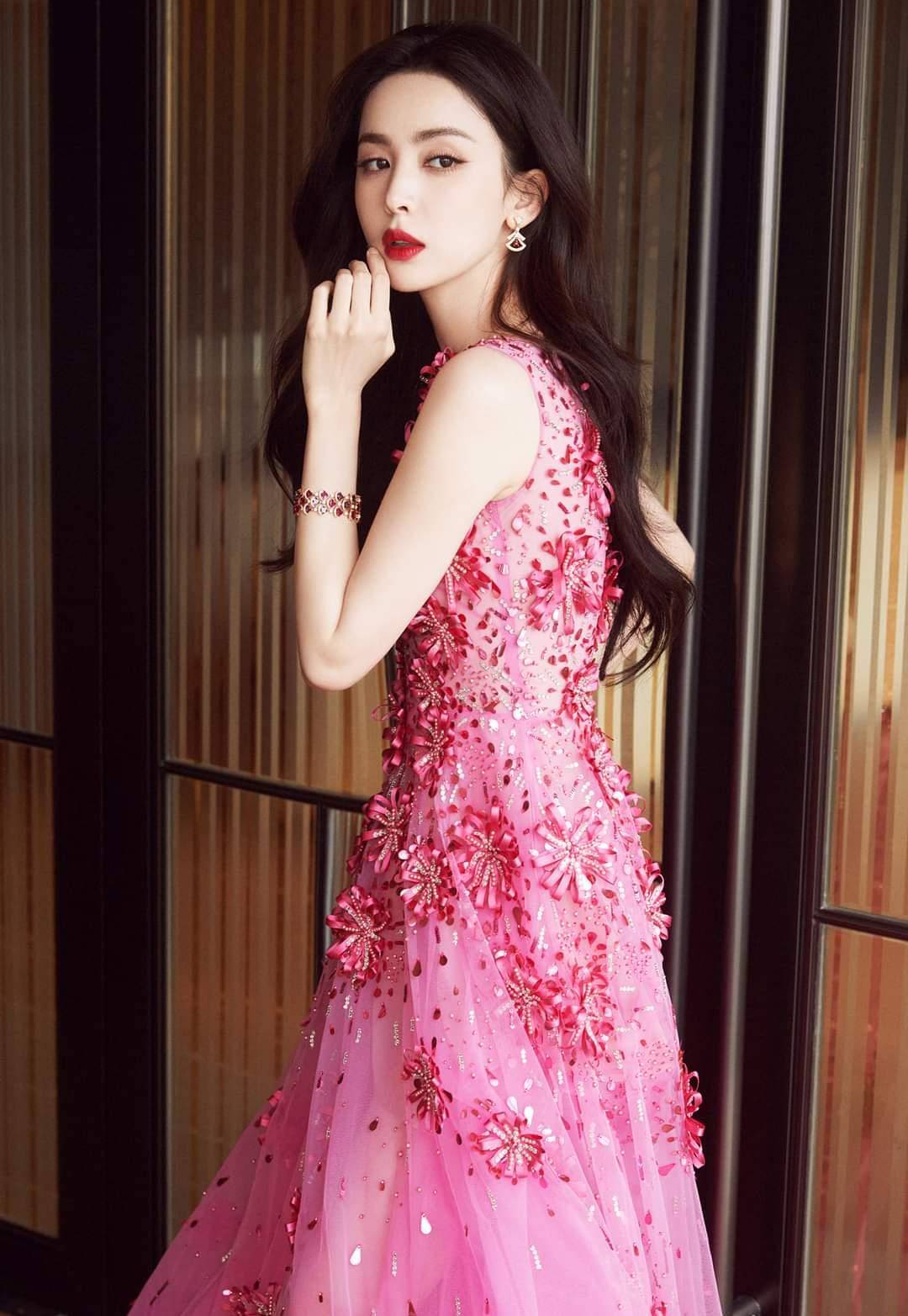 古力娜扎斜胸装惊艳亮相北京电影节红毯_图片_来源_社交