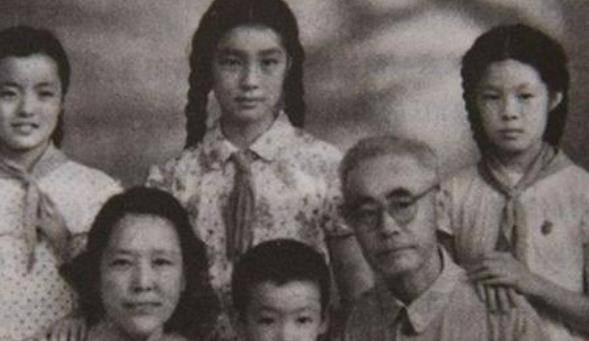 纵观顾颉刚的一生,他有三任妻子,可是细细看来,他这一生真正主动爱的