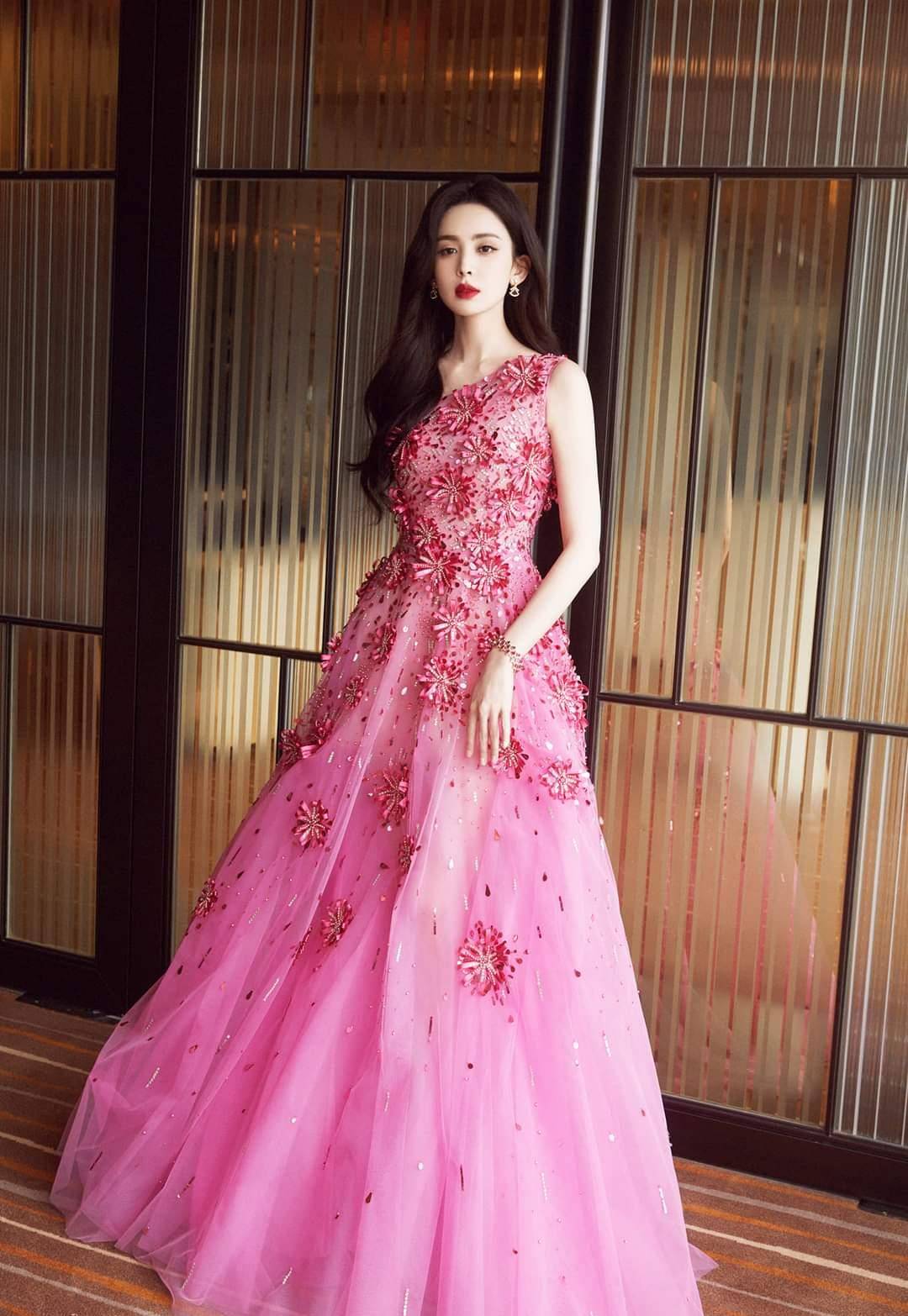 古力娜扎斜胸装惊艳亮相北京电影节红毯_图片_来源_社交